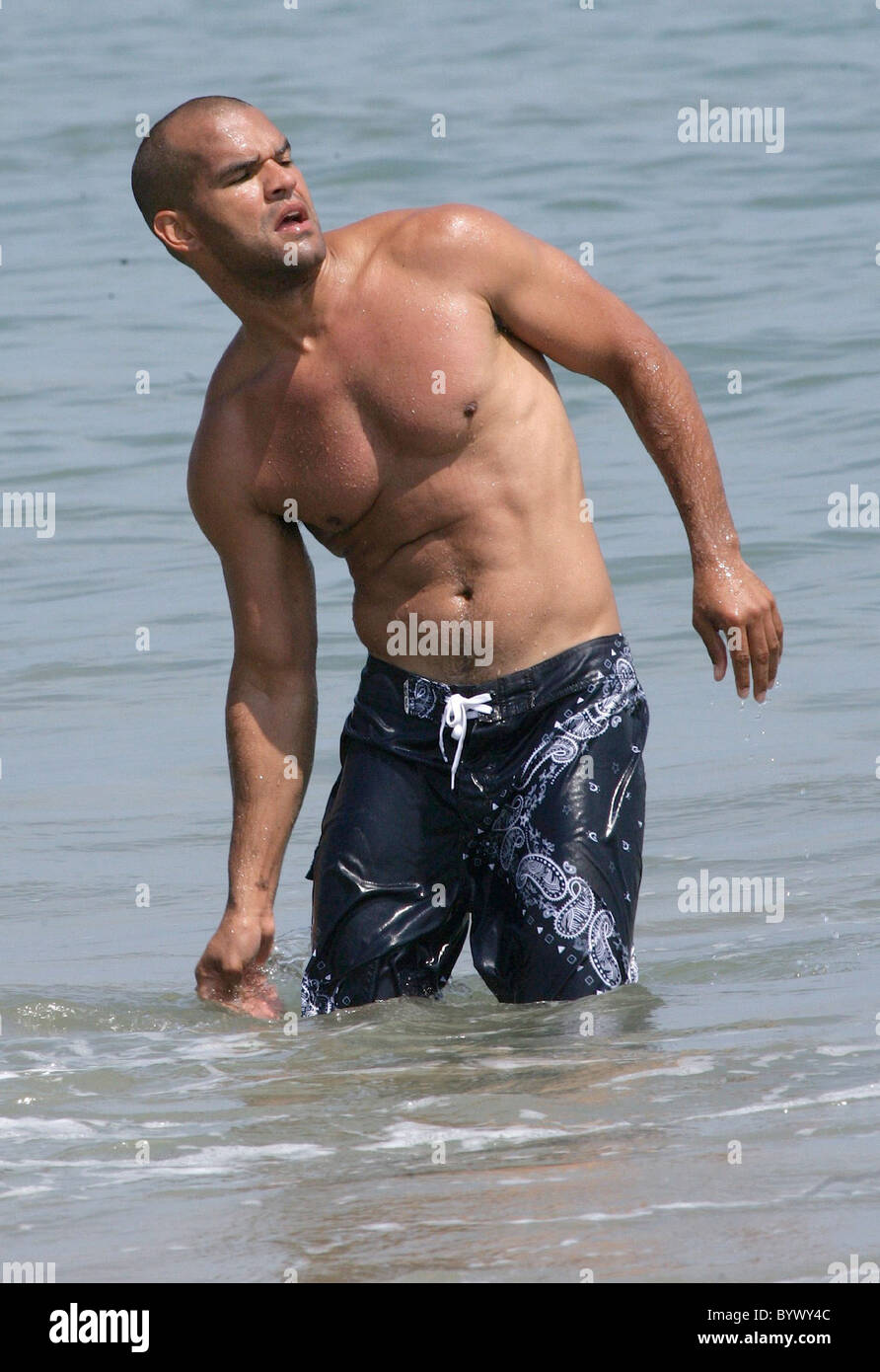 Amaury Nolasco qui joue Fernando Sucre dans "Prison Break" prend un certain R&R et joue balle sur la plage de Malibu Malibu, Californie - Banque D'Images