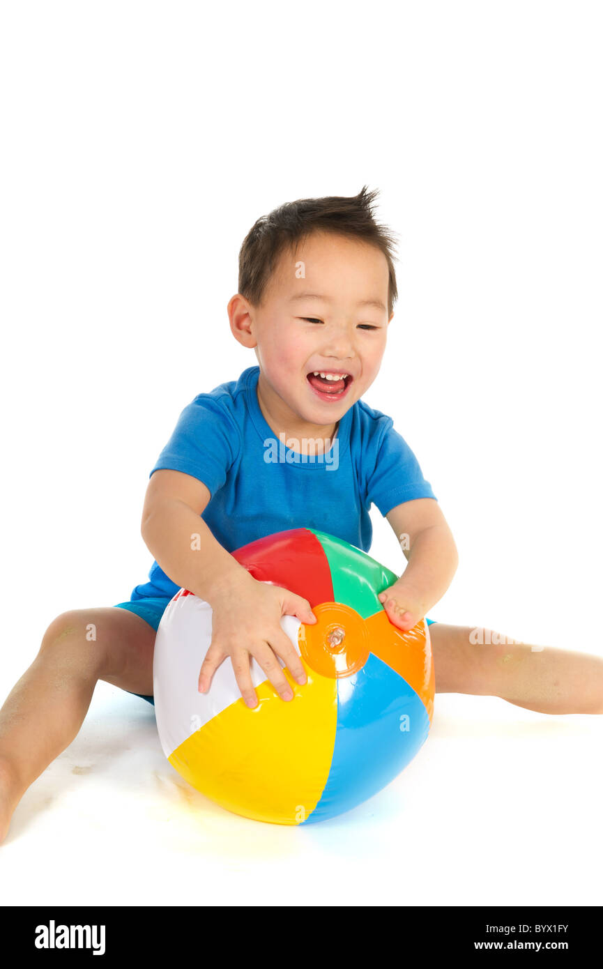 Peu de garçons chinois avec handicap léger part jouer avec ballon de plage  Photo Stock - Alamy