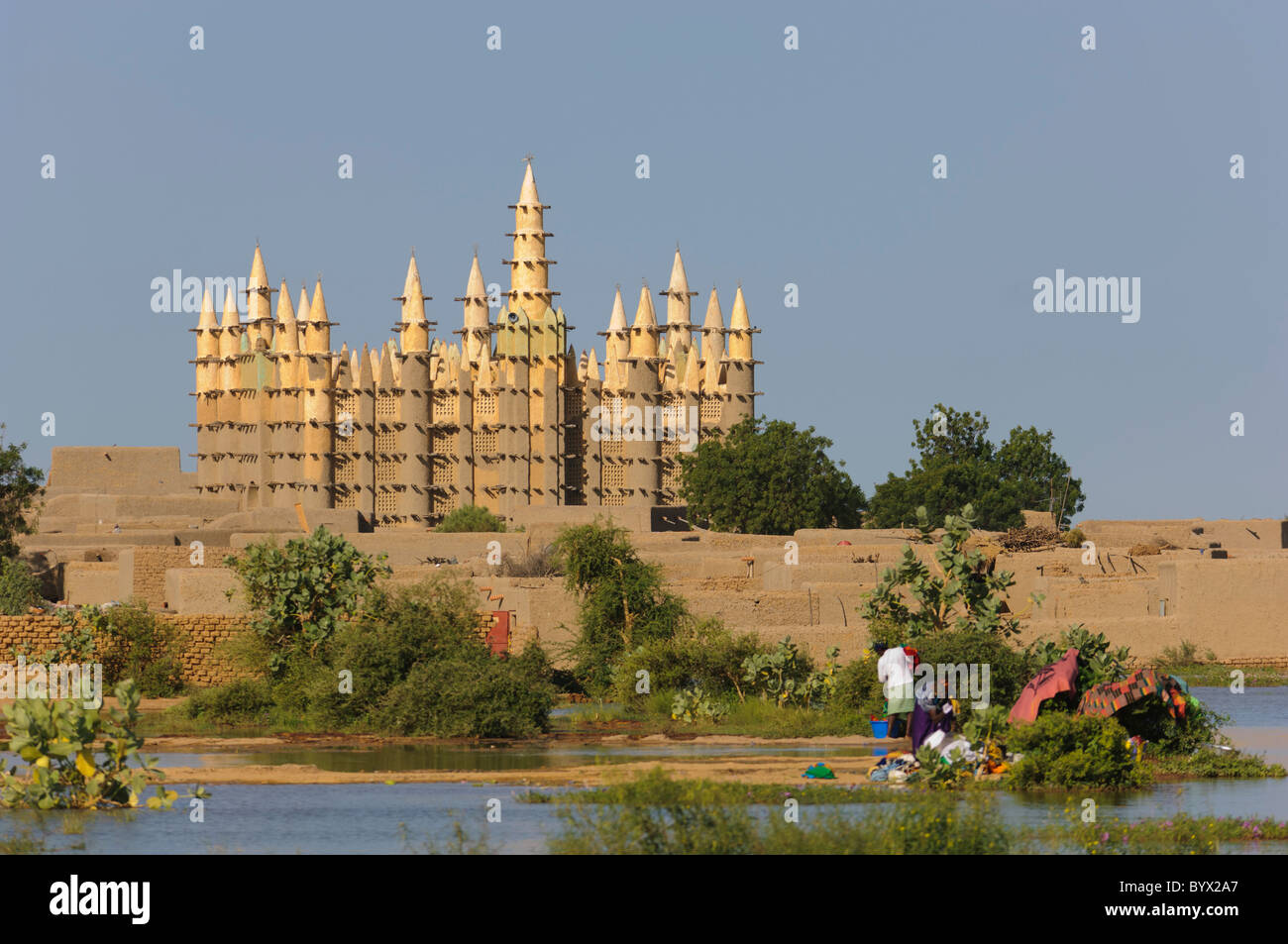 Les villageois en face de l'impressionnante mosquée construite de boue du village de Saba sur les rives de la "Delta Intérieur du Niger' . Mali Banque D'Images