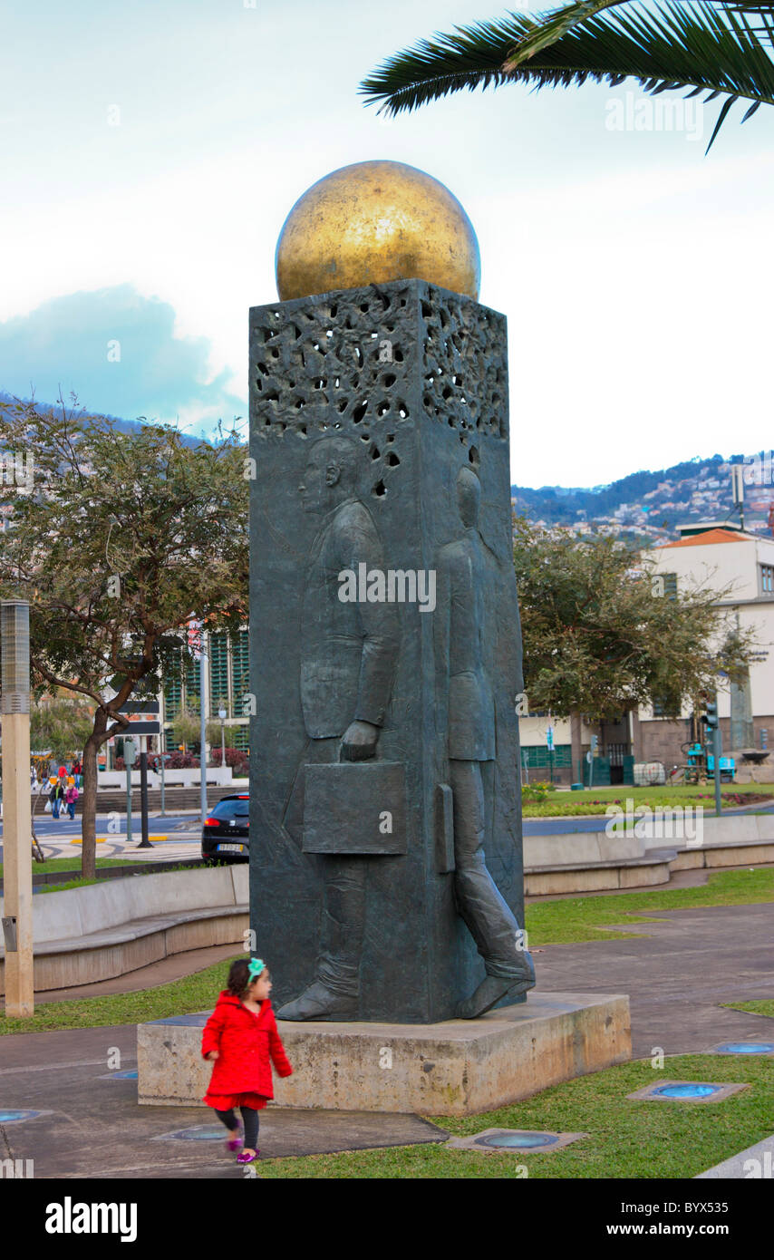 Petite fille en face d'une grande statue sur la promenade du front de mer,  Funchal, Madère Photo Stock - Alamy