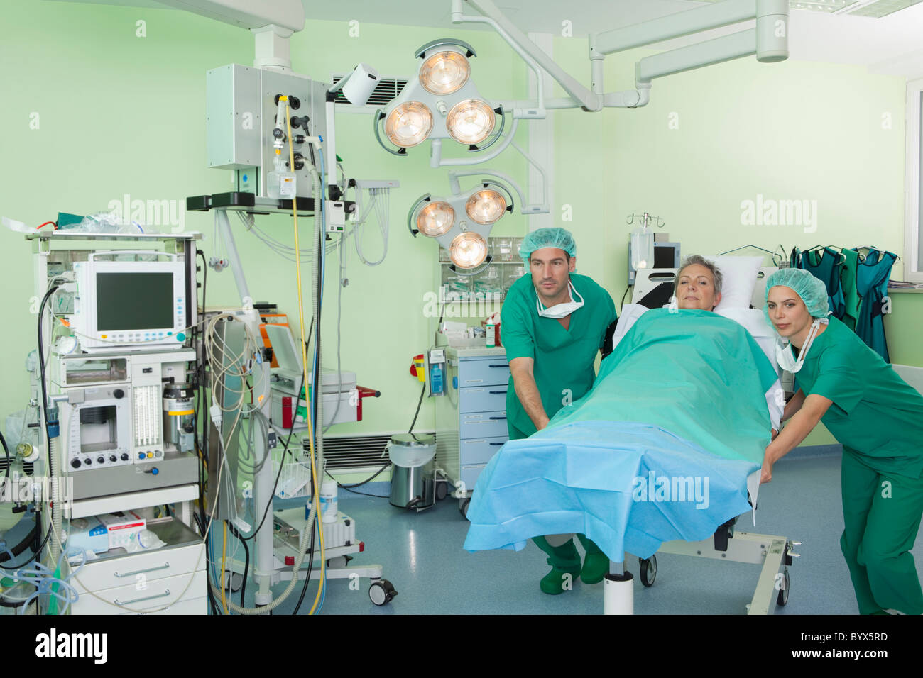 L'équipe médicale poussant table avec le patient Banque D'Images