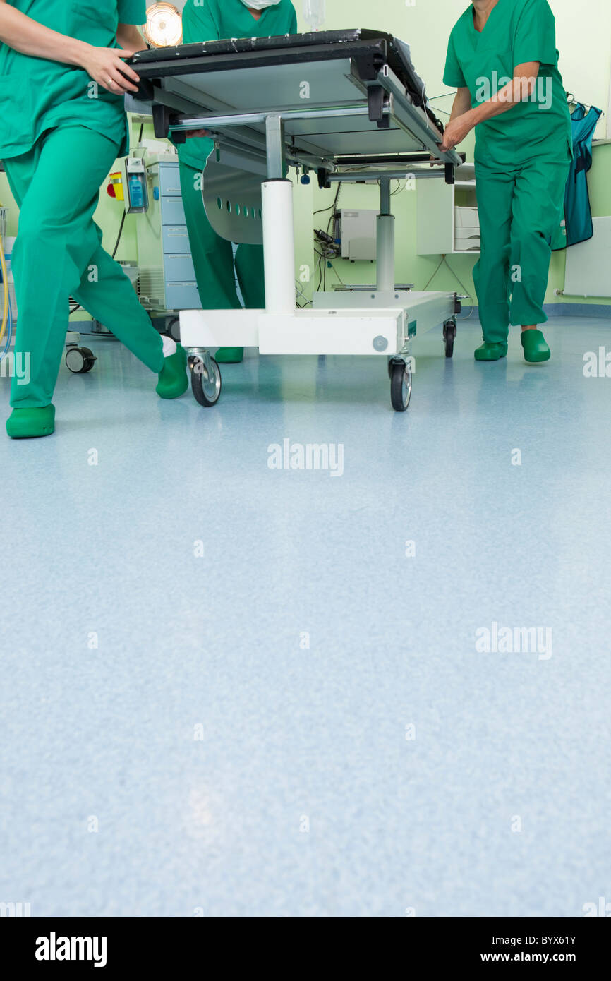 Pieds de la table en poussant dans scrubs Banque D'Images