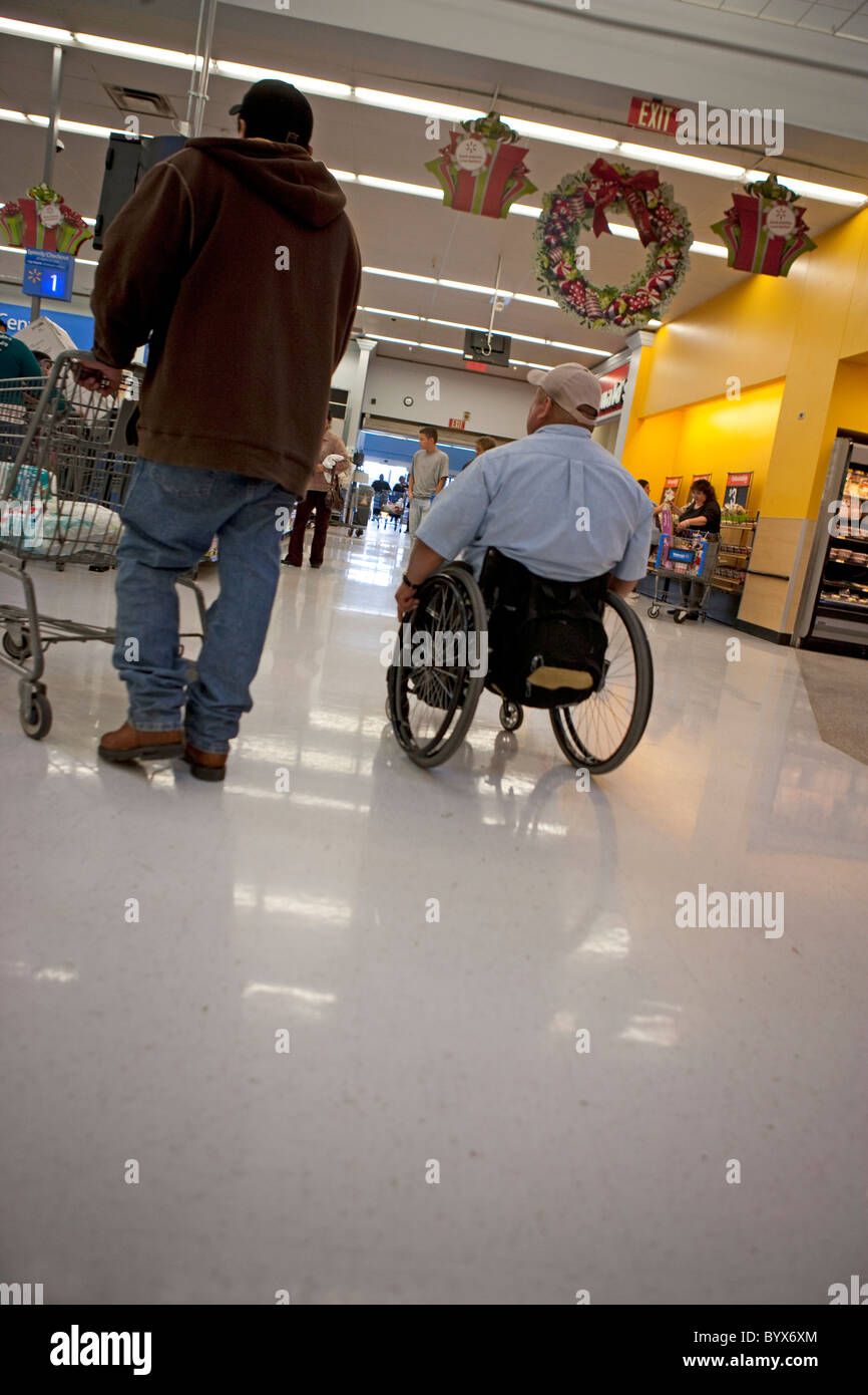 L'homme en chaise roulante shopping chez Walmart Photo Stock - Alamy