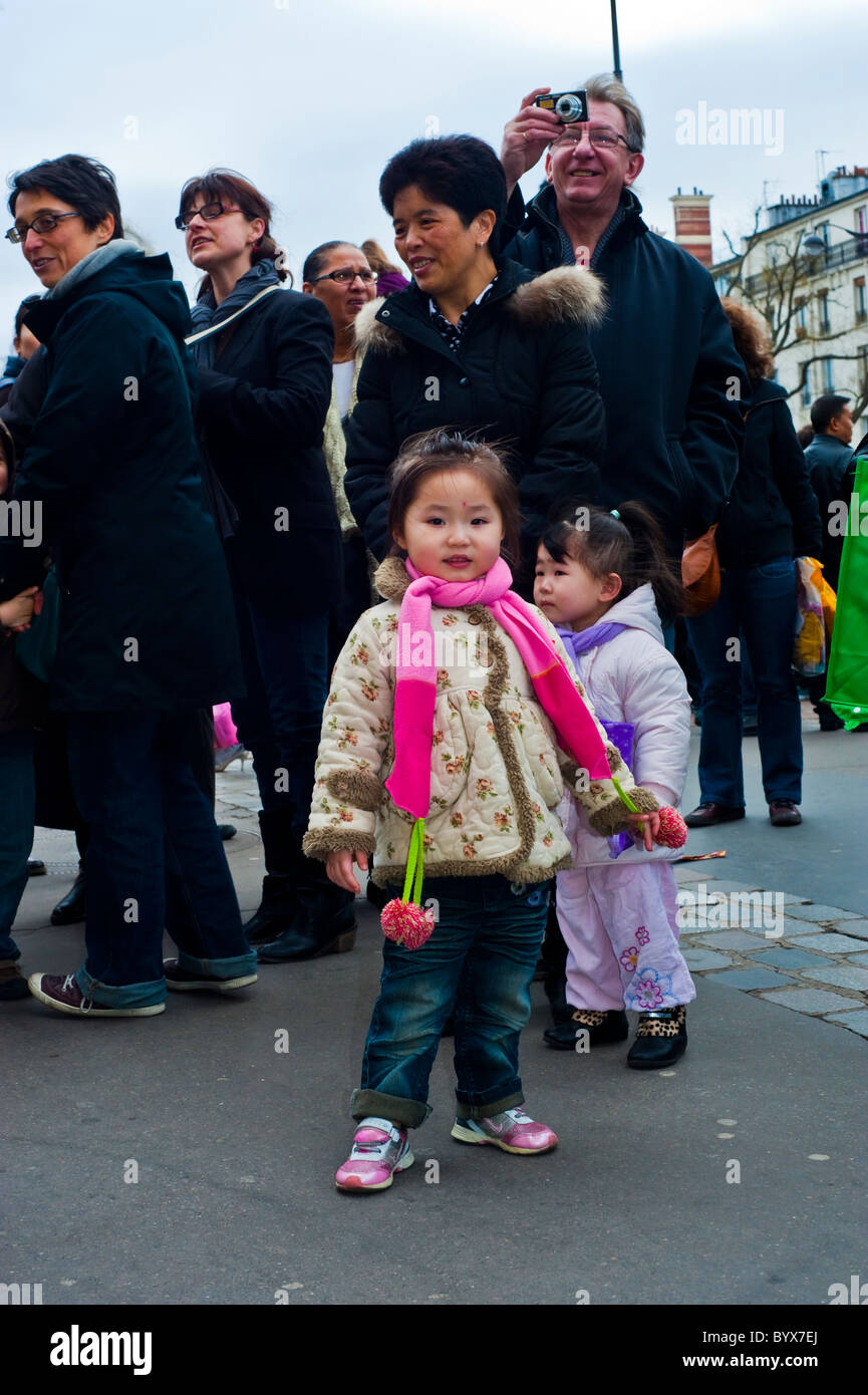 Paris, France, Mediium crowd people, scènes de rue, Belleville Chinatown, familles célébrant le « nouvel an chinois » Portrait Girls, enfants dehors Banque D'Images