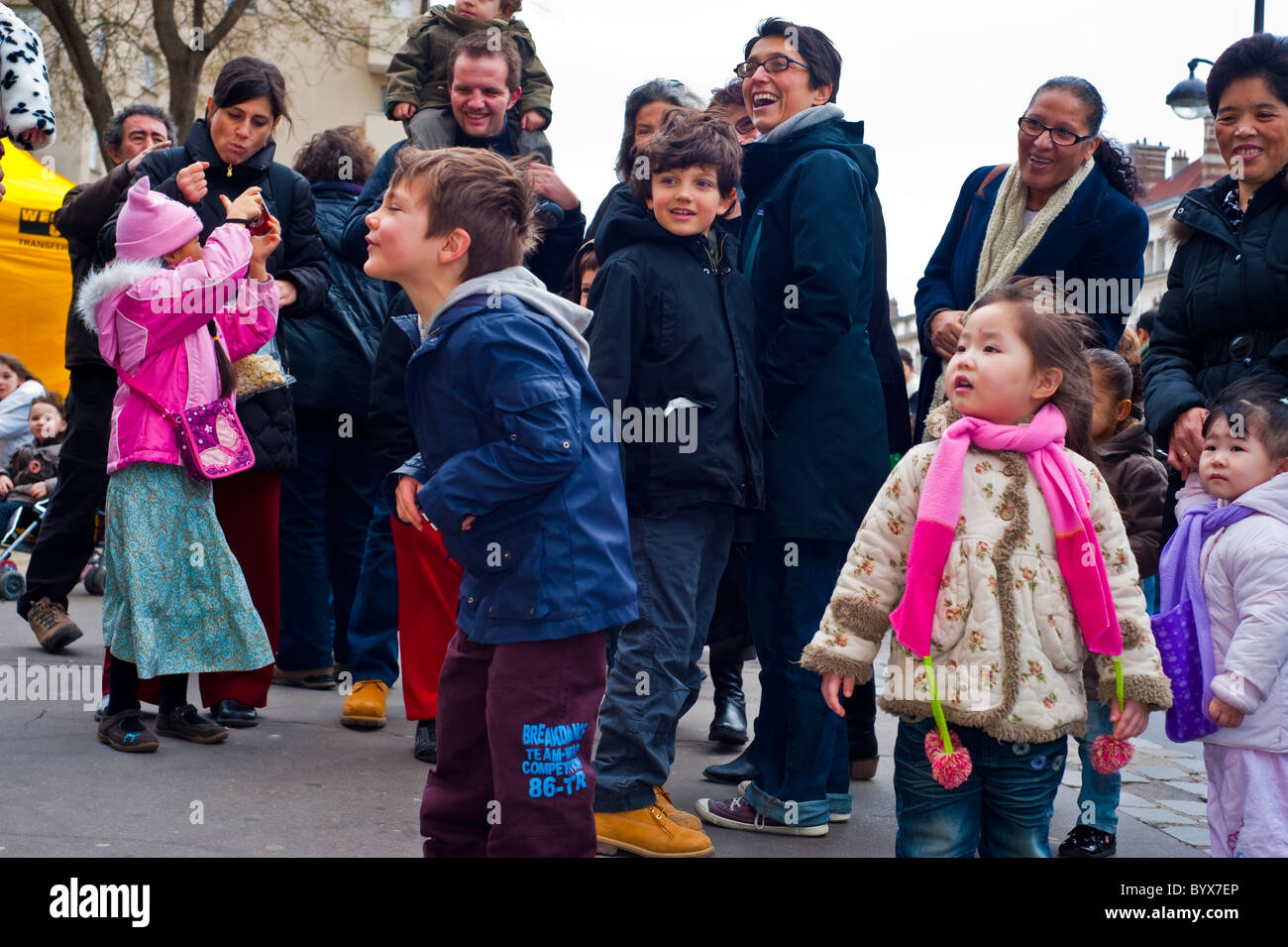 Paris, France, Street Scenes, Belleville Chinatown, familles enfants célébrant le « nouvel an chinois » ethnicité mixte amis à l'extérieur de la ville Banque D'Images