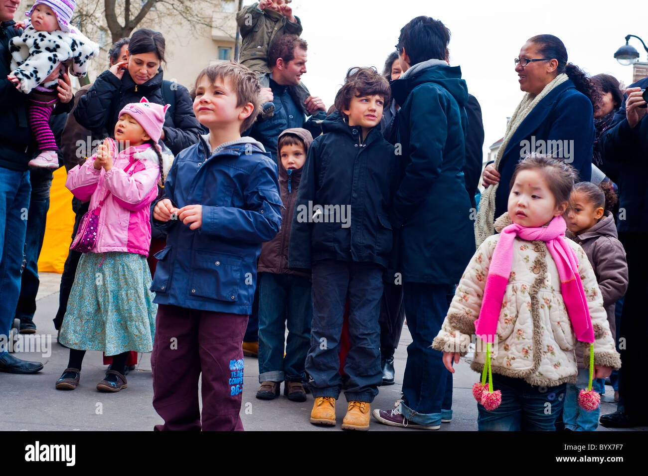 Paris, France, Street Scenes, Belleville Chinatown, enfants célébrant le nouvel an chinois, amis ethniques mixtes en plein air ville, vacances fun Banque D'Images
