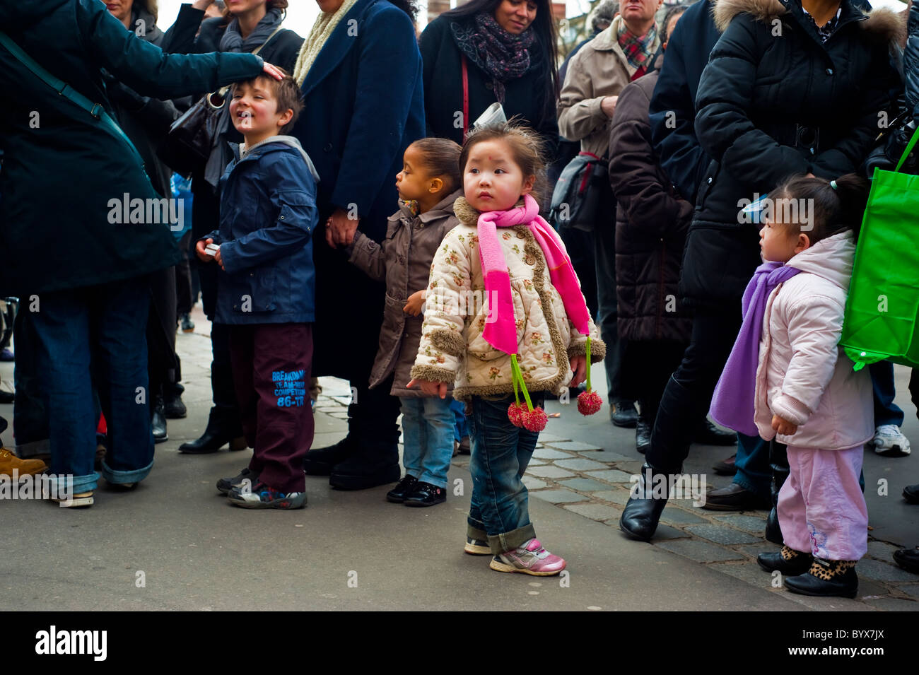 Paris, France, foule, scènes de rue, Belleville District, Chinatown, enfants célébrant le style de rue « nouvel an chinois » Banque D'Images