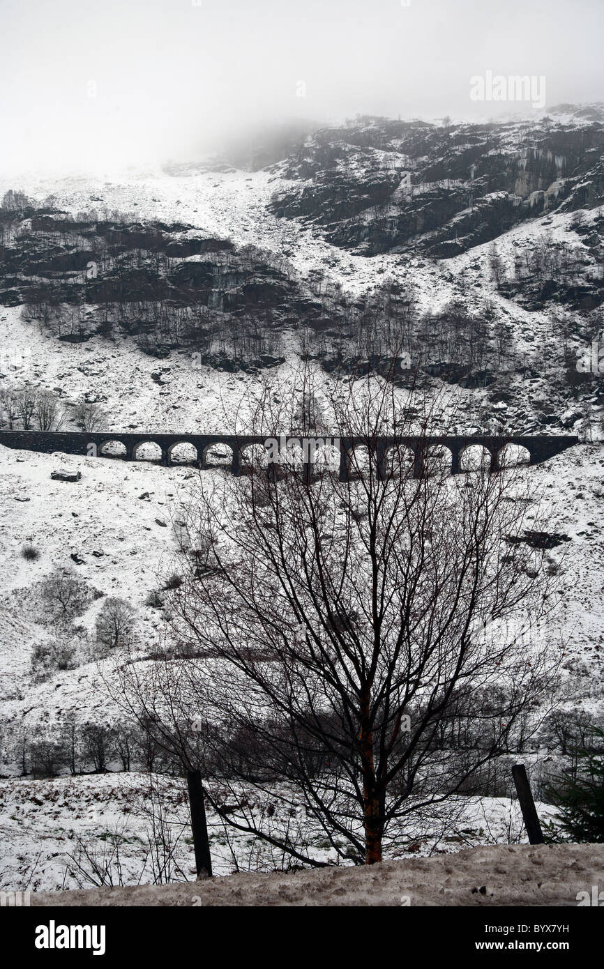 Glen Ogle viaduc de l'A85 Road en Ecosse Banque D'Images