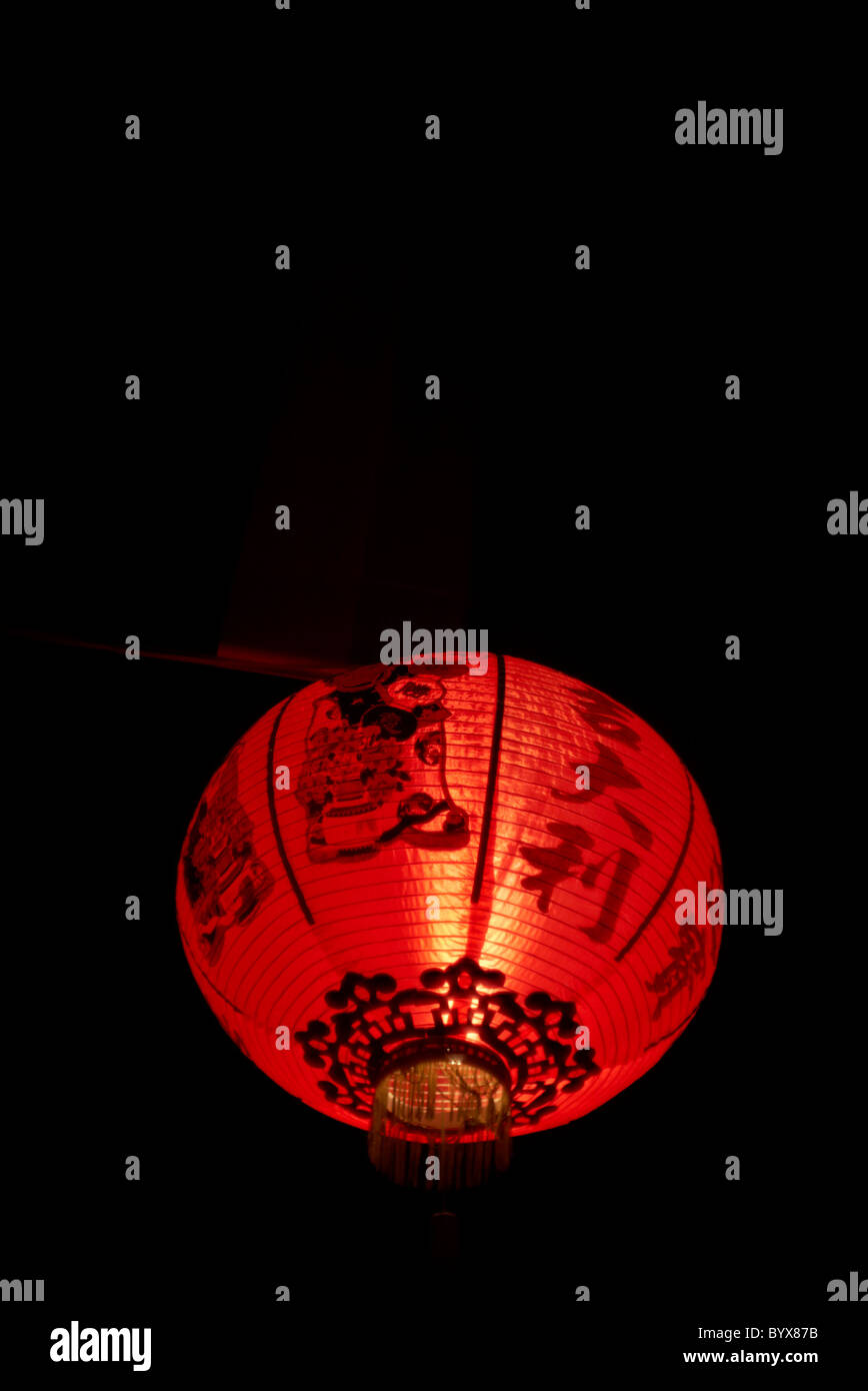Lanterne chinoise sur fond sombre. Thaïlande S. E. Asie Banque D'Images