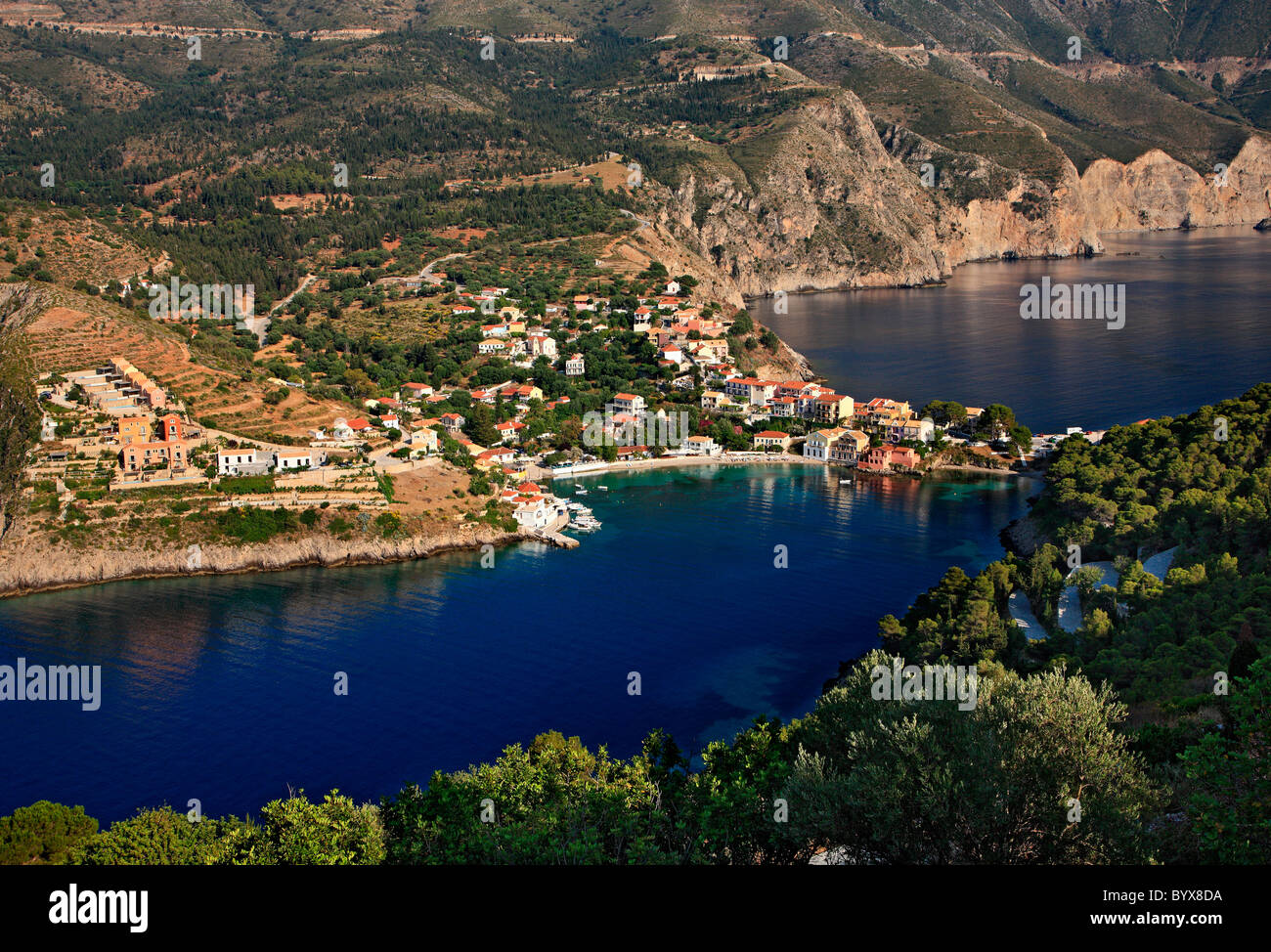 Assos (ou 'Asos') L'un des plus beaux villages de Céphalonie, sur la partie nord de l'île. La mer Ionienne, en Grèce Banque D'Images