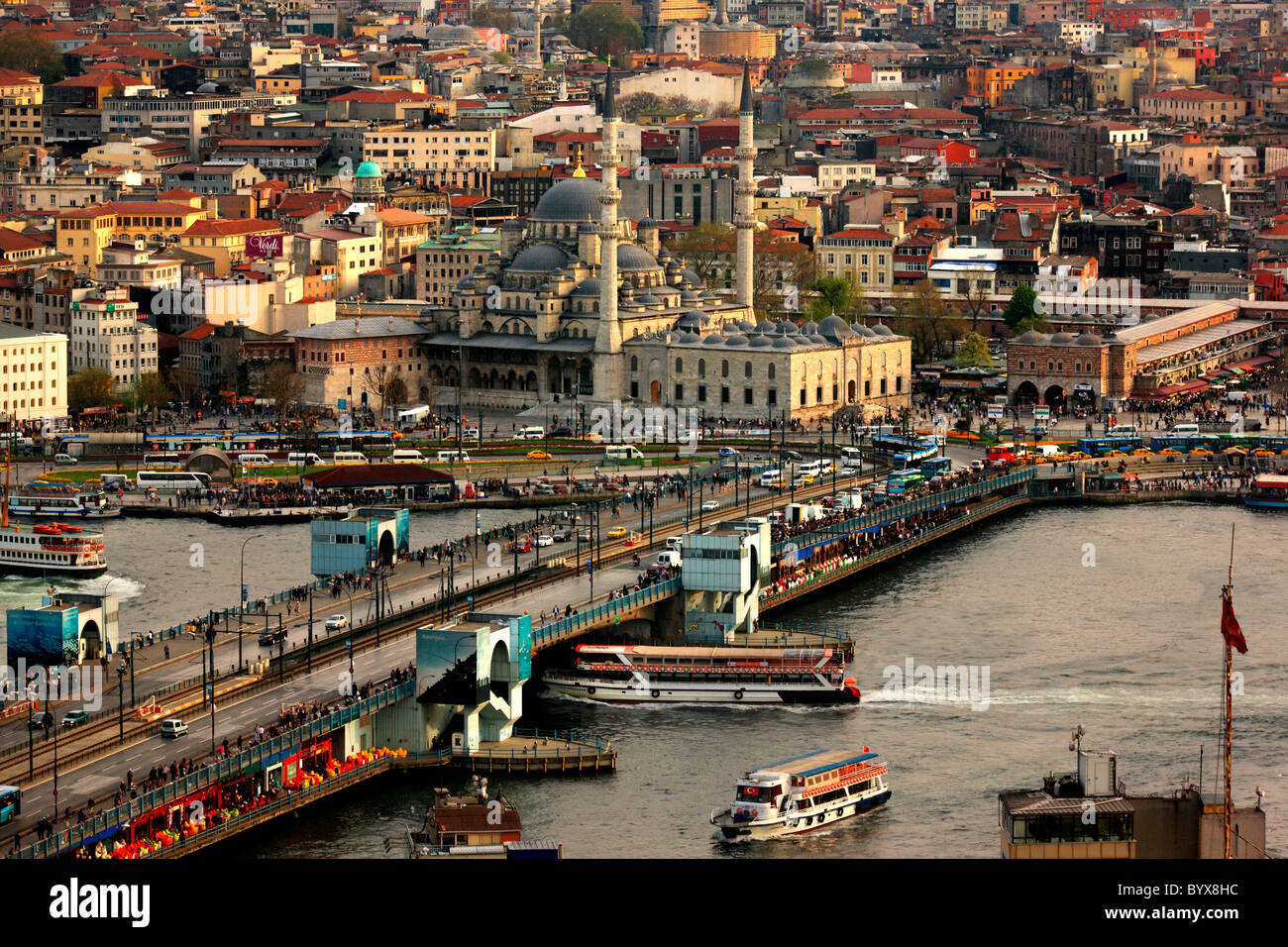 Le pont de Galata et la Yeni Camii (nouvelle mosquée') sur la Corne d'or ('Halic'), Istanbul, Turquie Banque D'Images