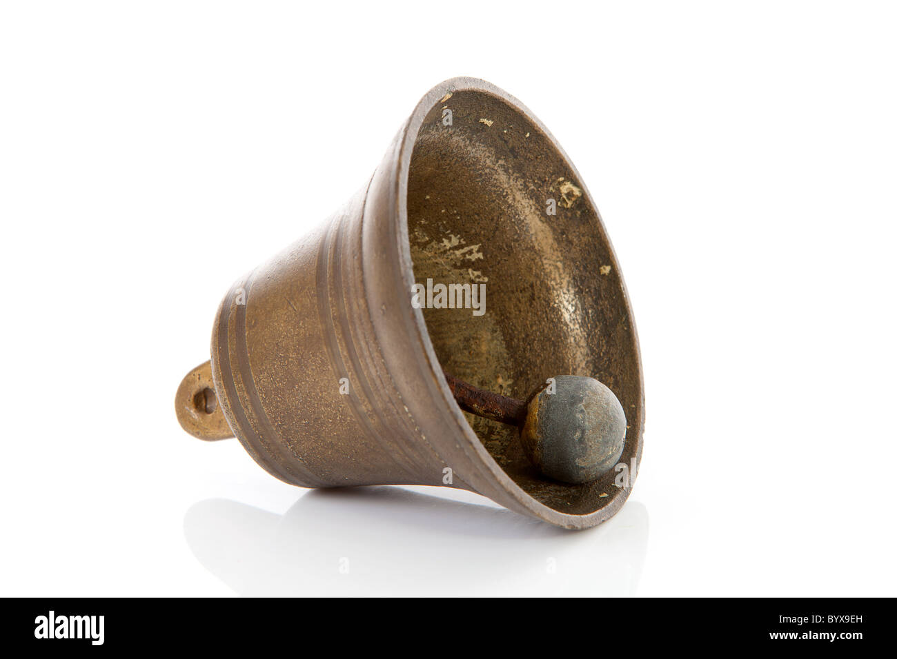 Ancienne cloche en bronze isolé sur fond blanc Banque D'Images