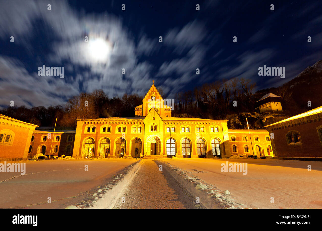 Old Salt Works (Alte Saline) dans la nuit. Dans le centre le pompage principal hall, dans l'arrière-plan les travaux de printemps chapelle. Banque D'Images