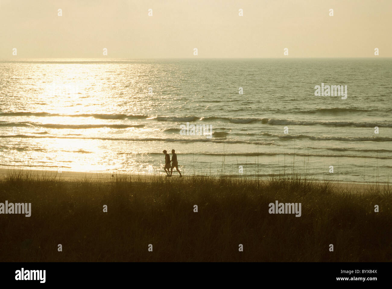 La promenade la plage à Amelia Island en Floride au lever du soleil Banque D'Images