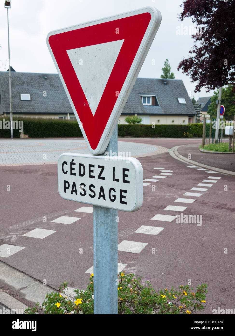 Cedez Le Passage donne cours road sign Banque D'Images