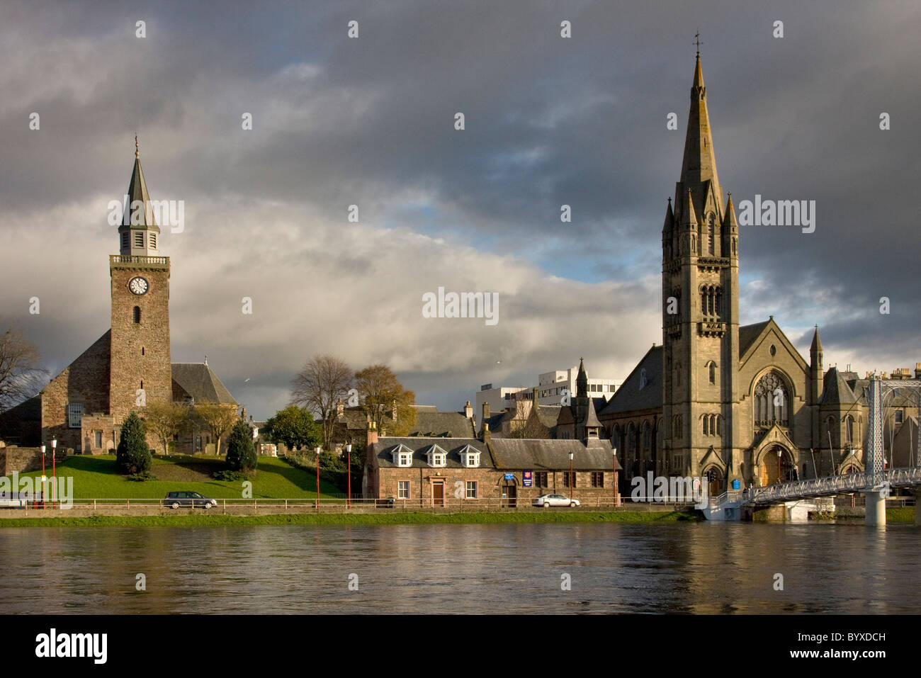 La vieille église haute et l'Église libre à cheval sur la rivière Ness Passerelle, Inverness Banque D'Images