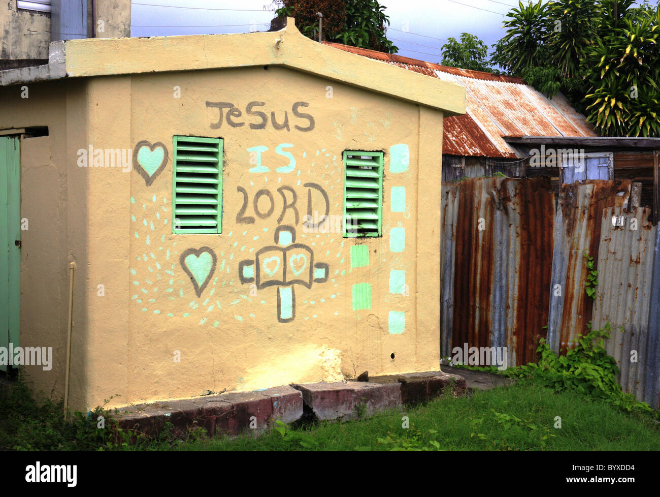 Graffiti religieux sur une cabane dans les Antilles de Saint-Kitts Banque D'Images