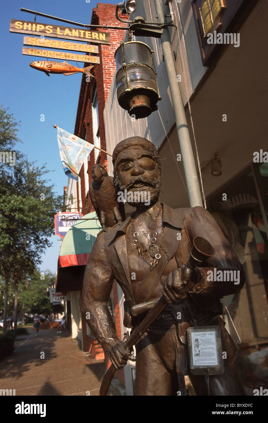 Statue de pirate local cuivre 'Jack' Aury se place en avant de la lanterne du navire cadeaux Fernandina Beach en Floride Banque D'Images