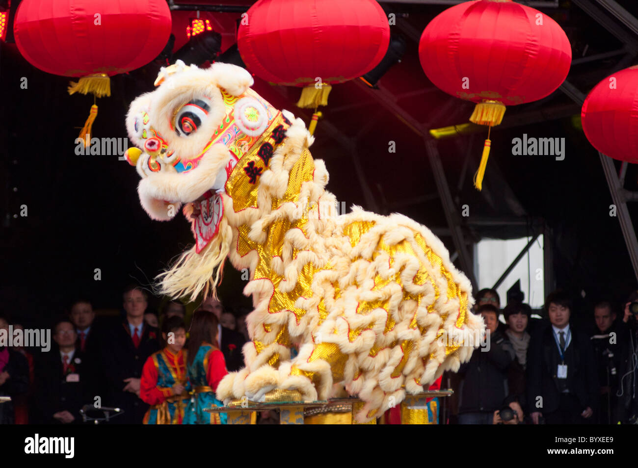 Lion chinois au cours de l'acrobatie à Trafalgar Square Londres, les célébrations du Nouvel an chinois. 2011. L'Angleterre. Banque D'Images