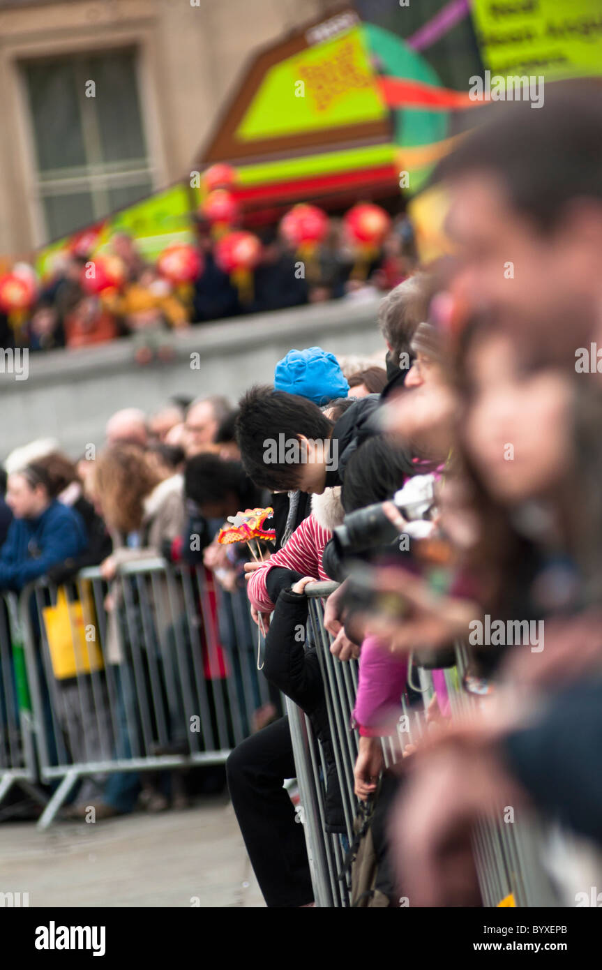 Les spectateurs à la fête du Nouvel An chinois à Trafalgar Square, Londres, Angleterre. Banque D'Images