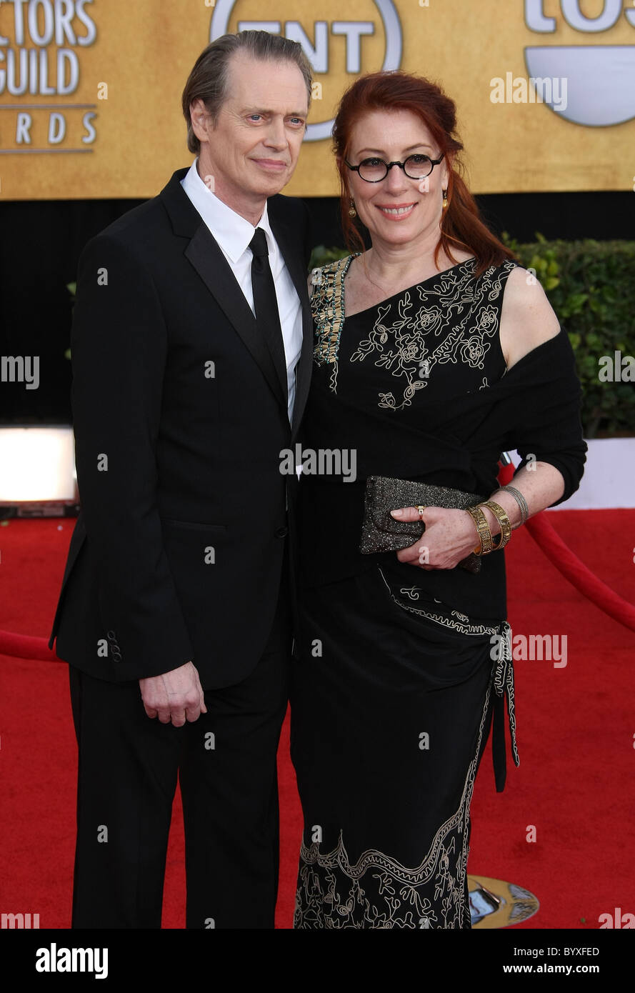 STEVE BUSCEMI JO ANDRES 17E ACTEUR ÉCRAN ANNUEL GUILD AWARDS : DOWNTOWN LOS ANGELES CALIFORNIA USA 30 janvier 2011 Banque D'Images