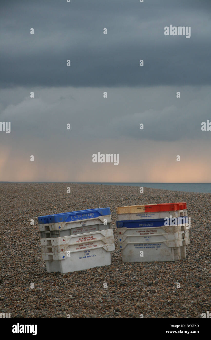 Caisses de pêche sur une plage de galets Banque D'Images