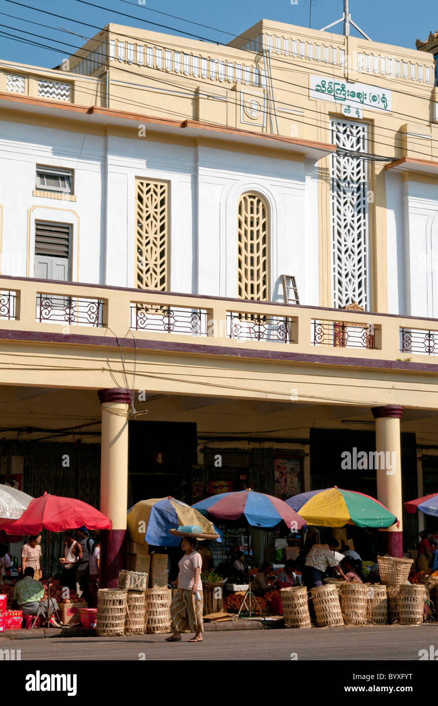 Le MYANMAR (BIRMANIE) vieux vestiges d'architecture coloniale britannique au centre-ville de Yangon (Rangoon) Banque D'Images