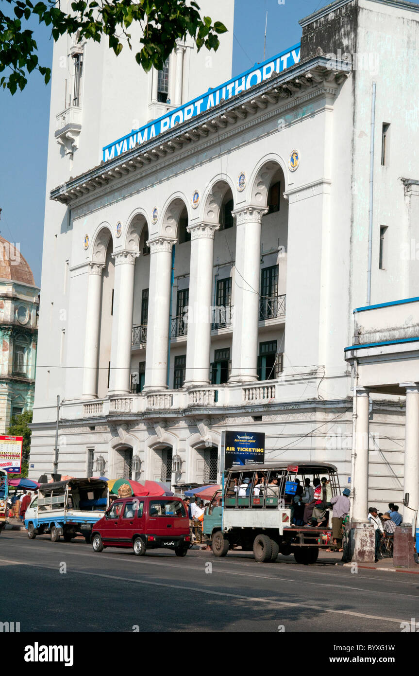 MYANMAR (BIRMANIE).des autorités portuaires.OLD ARCHITECTURE COLONIALE BRITANNIQUE QUI RESTE AU CENTRE-VILLE DE Yangon (Rangoon) Banque D'Images