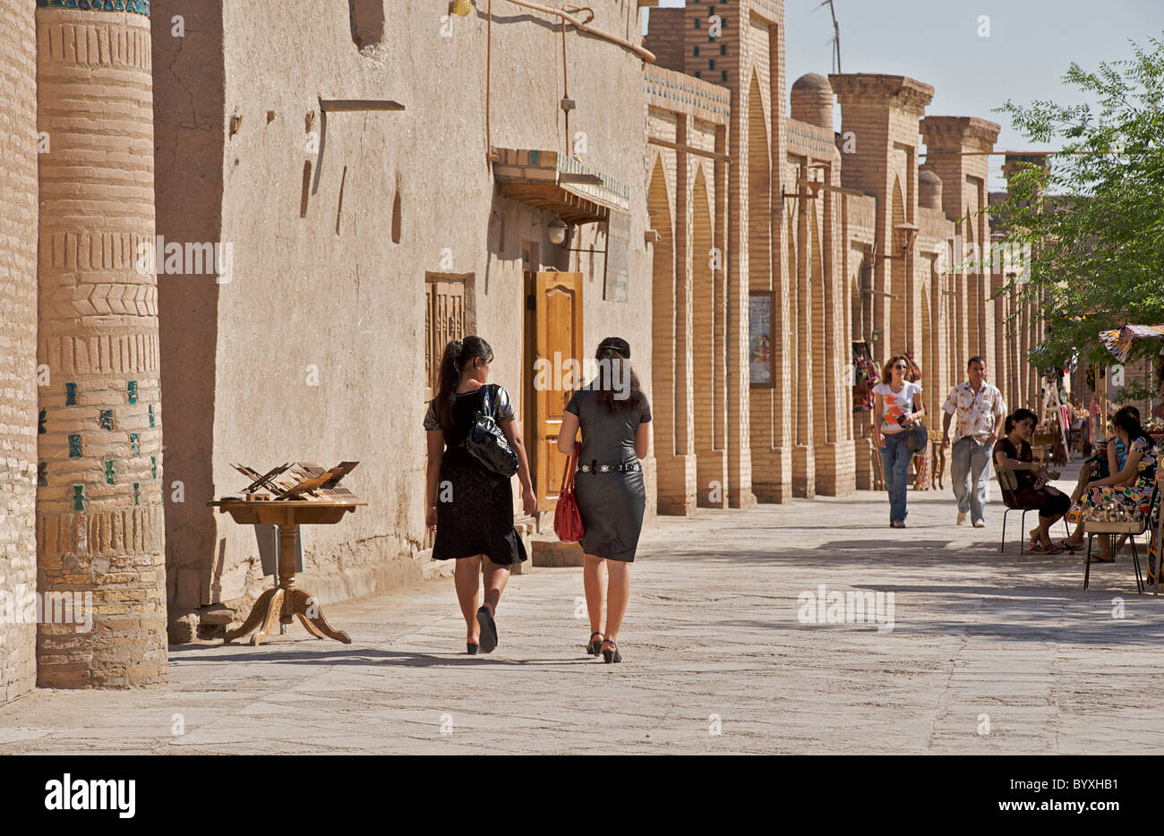 Les femmes dans la rue Uzbeki, Ichon-Qala, Khiva, Ouzbékistan Banque D'Images