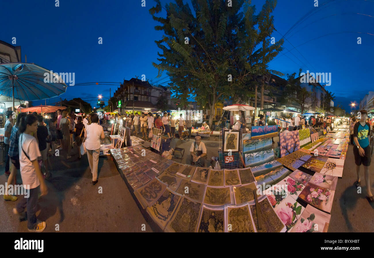 La fameuse nuit de dimanche walking street market ; Chiang Mai, Thaïlande Banque D'Images La fameuse nuit de dimanche walking street market ; Chiang Mai, Thaïlande Banque D'Images