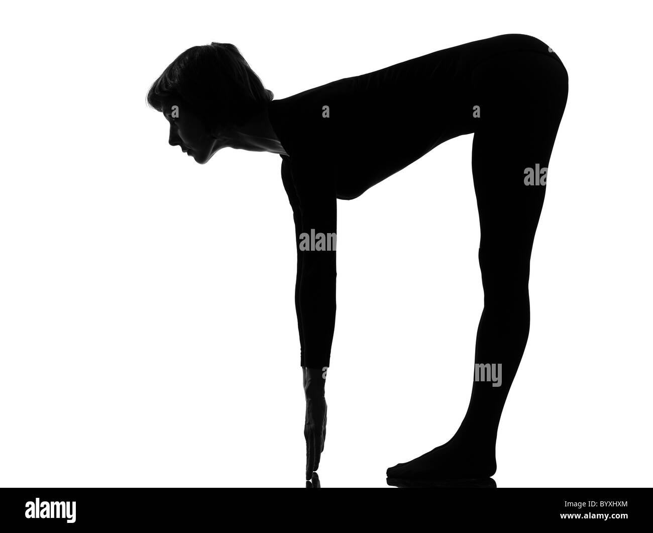 Soleil yoga femme surya namaskar yoga posture position dans la silhouette sur fond blanc studio pleine longueur Banque D'Images