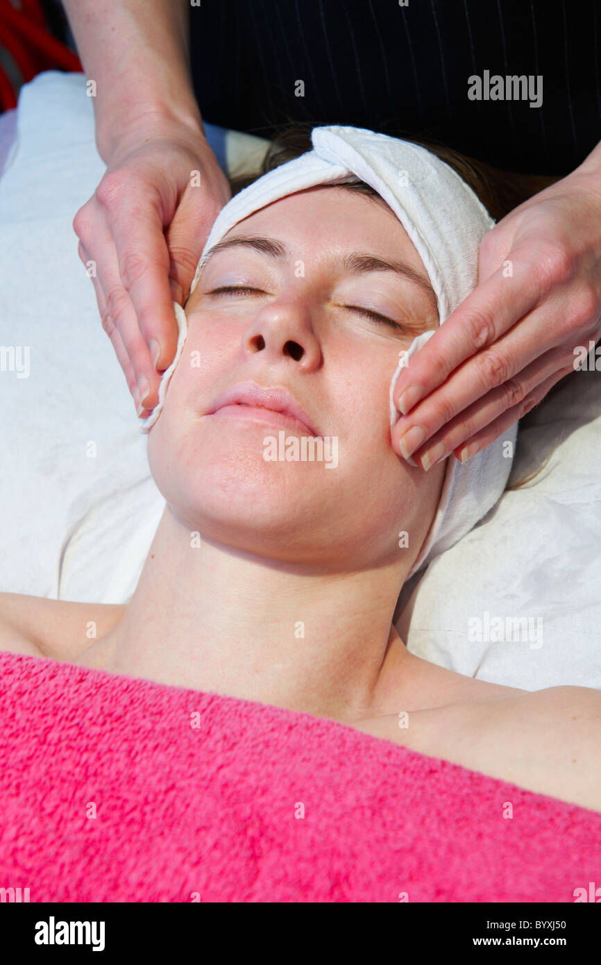 Femme Ayant Un Soin Du Visage De Salon De Beaute Photo Stock Alamy