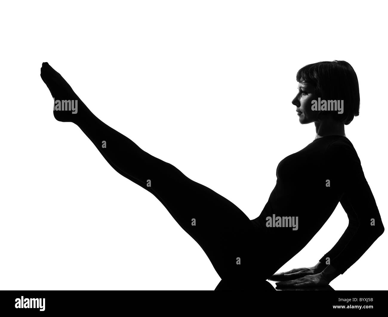 Femme paripurna navasana voile posent la posture de yoga position dans la silhouette studio sur fond blanc Banque D'Images