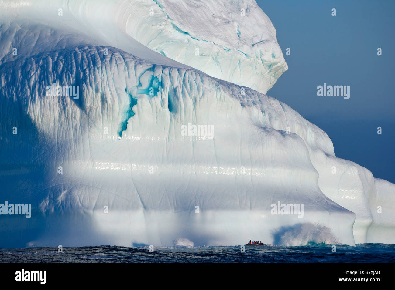 Une image composite de touristes explorant un iceberg dans leur voyage à travers l'Arctique canadien ; le Nunavut, Canada Banque D'Images