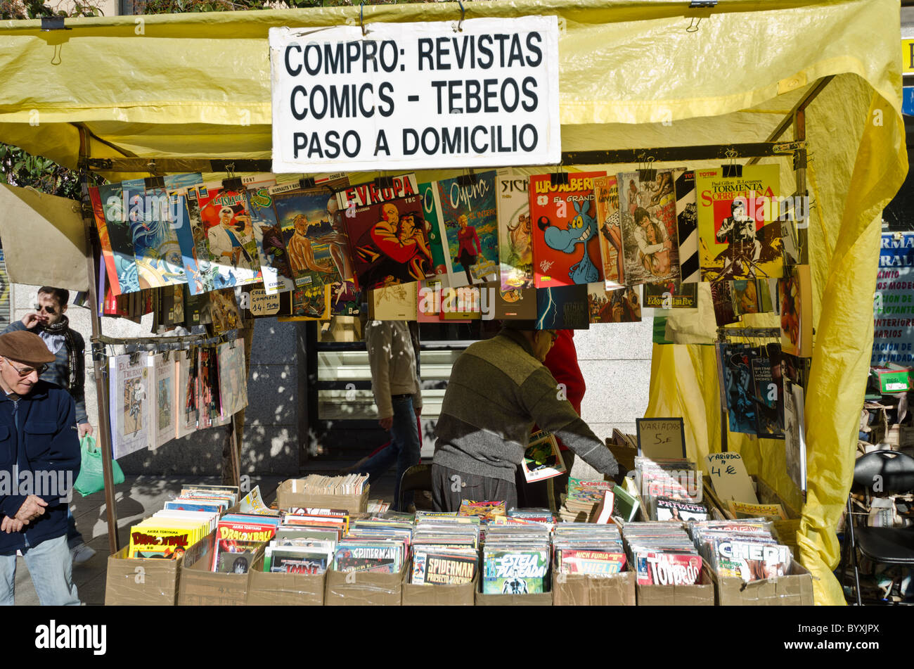 Des copies pirates de DVD et CD en vente dans le marché du Rastro Madrid  Photo Stock - Alamy