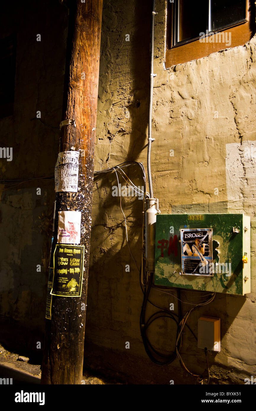 Alley scène montrant des affiches pour des spectacles locaux. Banque D'Images