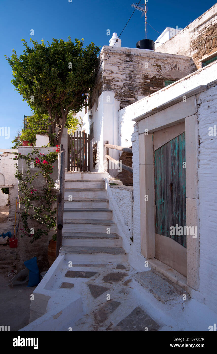 L'escalier menant à une maison typique des Cyclades, dans le village de Isternia, sur l'île grecque de Tinos. Banque D'Images