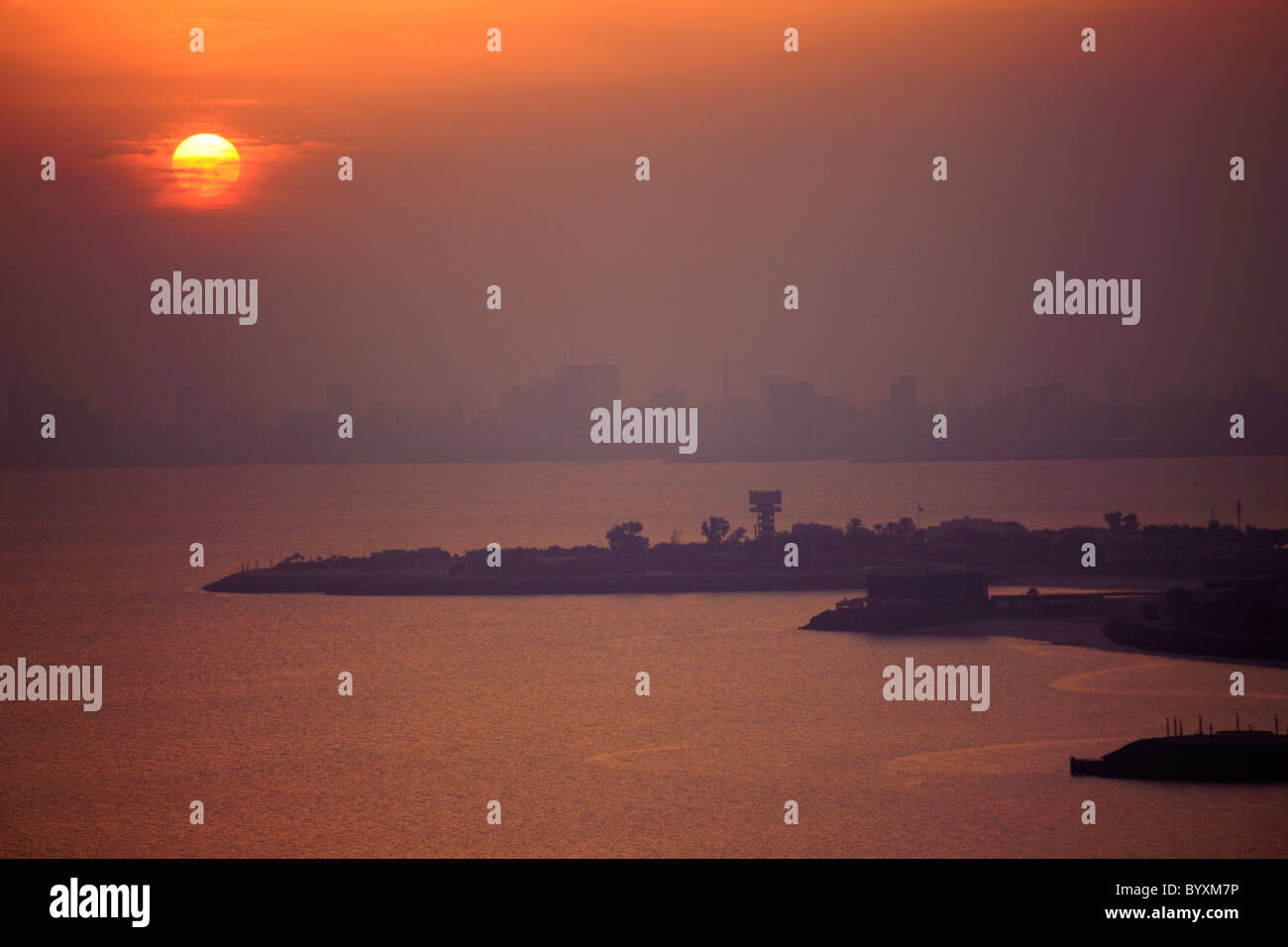 Le Koweït, Koweït City, le lever du soleil sur la baie de Koweït, Banque D'Images