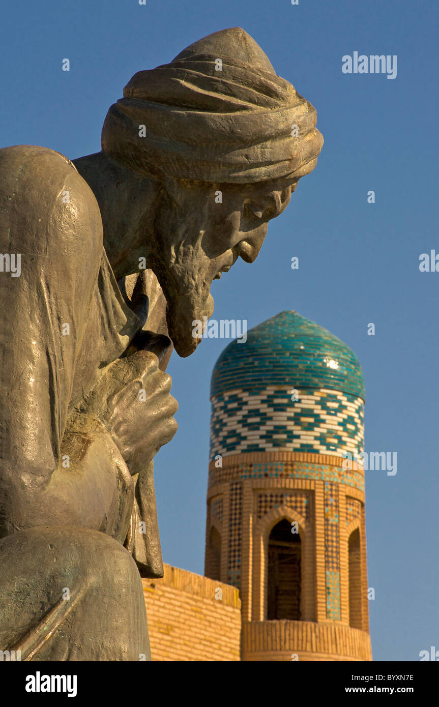 Statue de Al Khorezmi, Khiva, Khiva, ancien de l'Ouzbékistan. Muhammad ibn Musa al Khwarizmi Banque D'Images