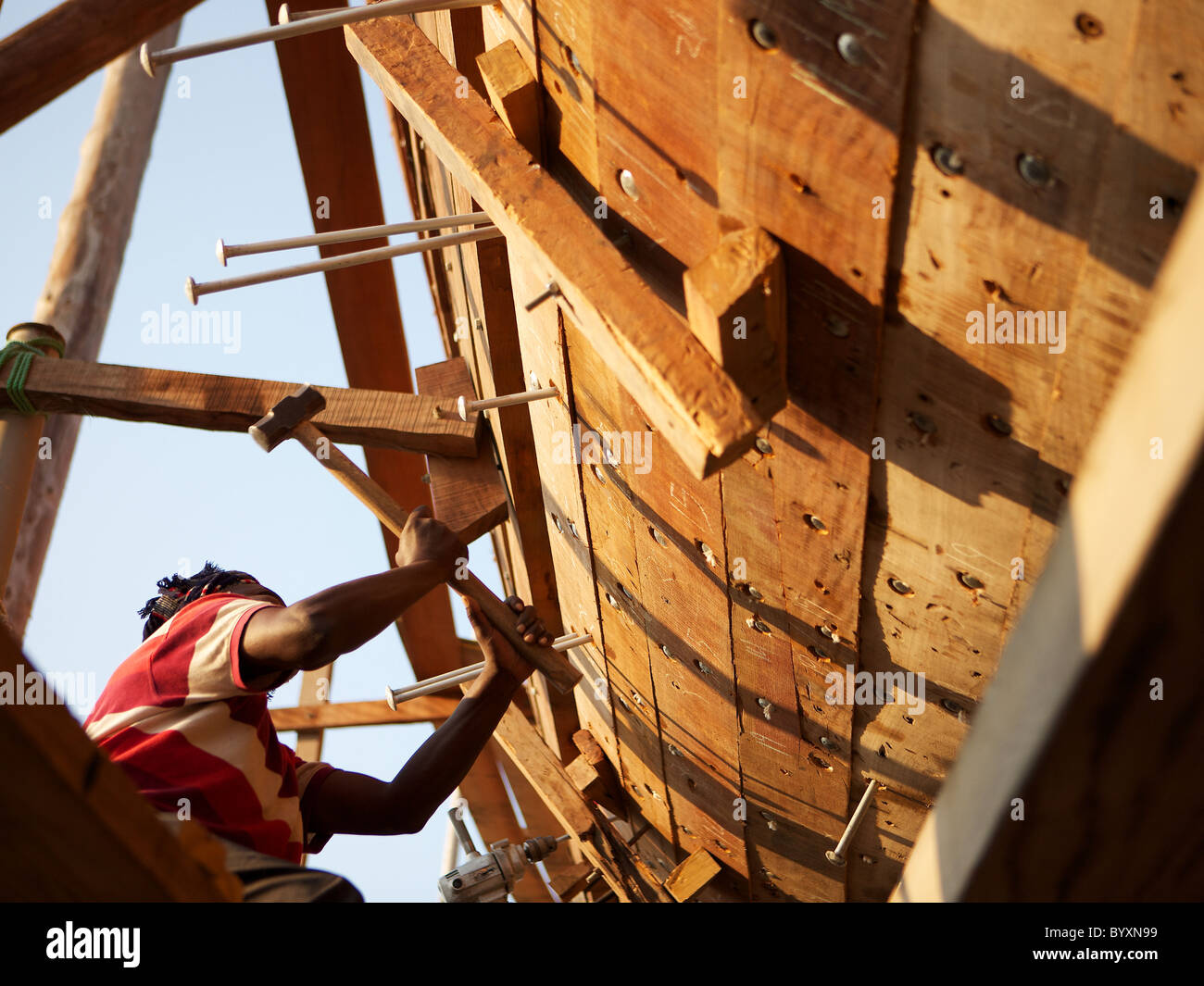 Un énorme nouveau boutre traditionnel en bois en construction, Jaddaf boatyard, DUBAÏ, ÉMIRATS ARABES UNIS Banque D'Images