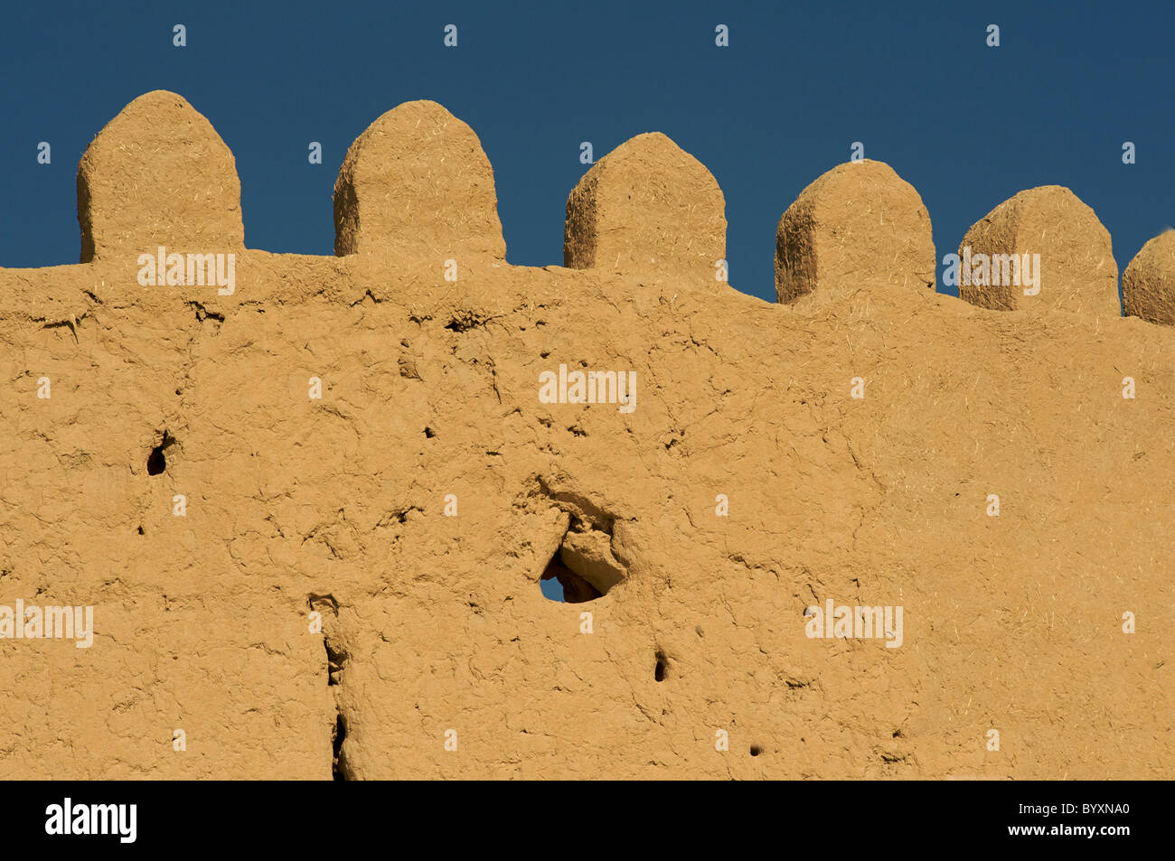 Détail de créneaux des remparts, Ichon-Qala, Khiva, Ouzbékistan Banque D'Images