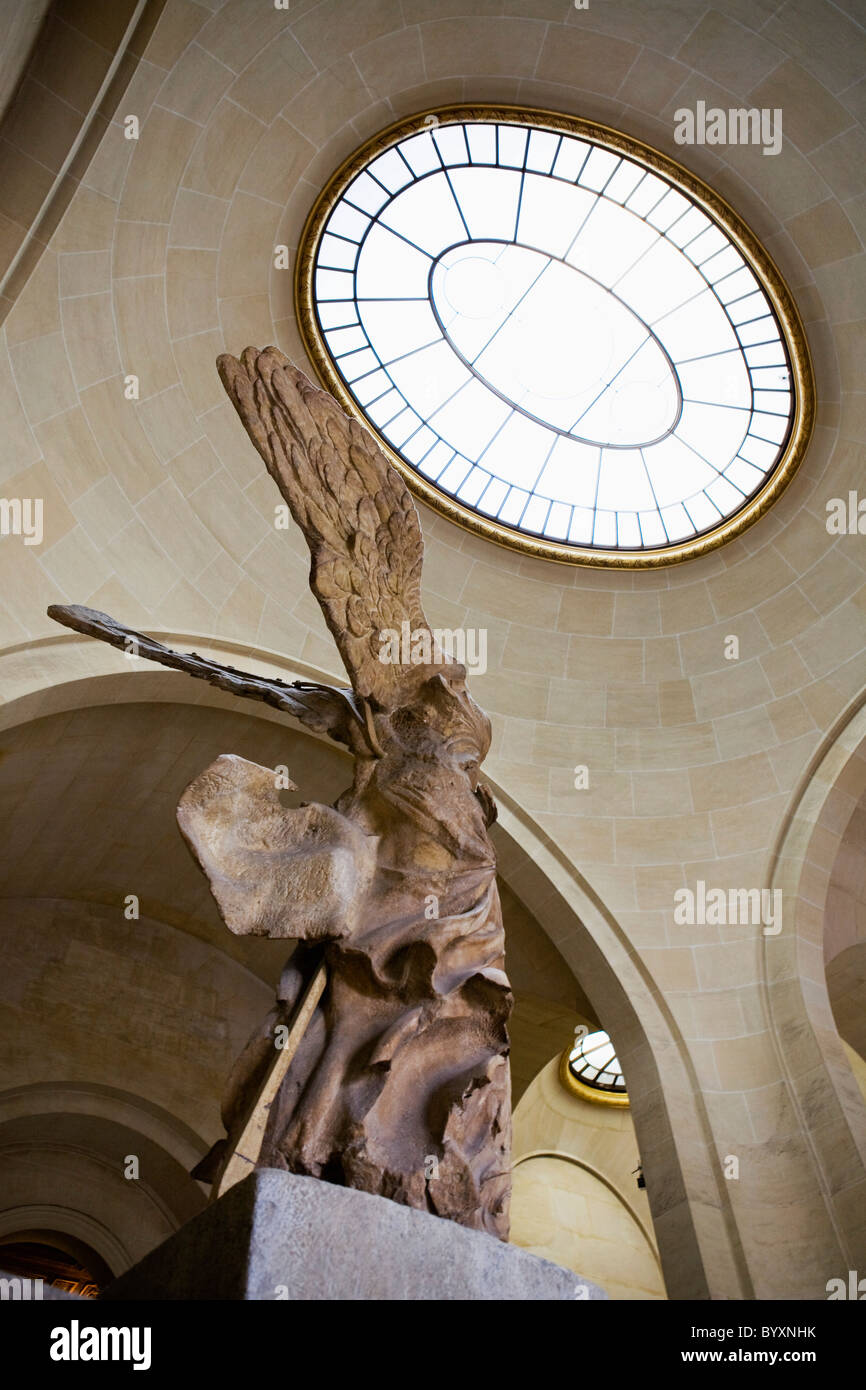 Low angle de la victoire ailée de samothrace sculpture dans le Louvre, Paris, France Banque D'Images