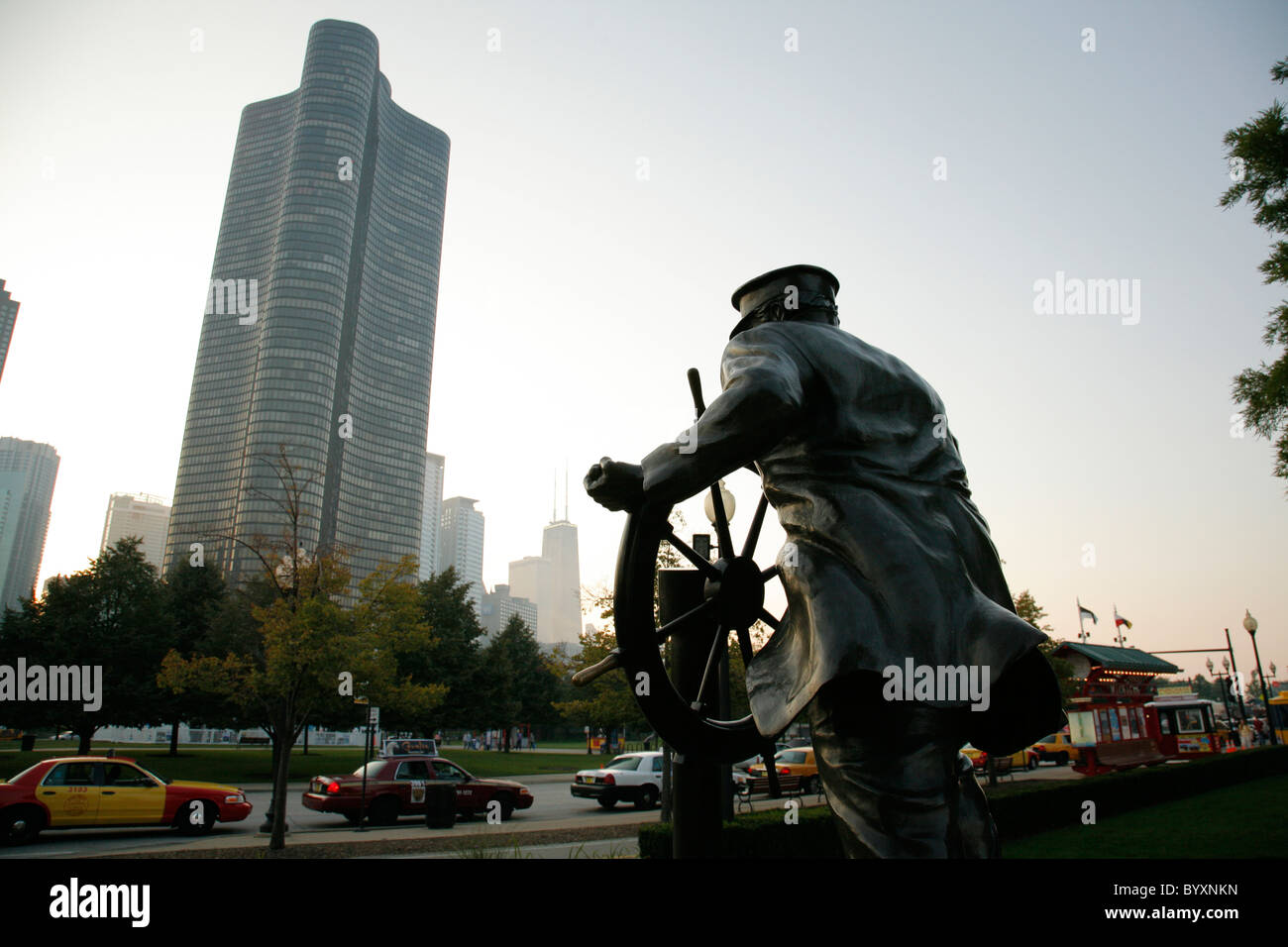 Le capitaine sur le gouvernail marin statue au Navy Pier, Chicago Illinois Banque D'Images