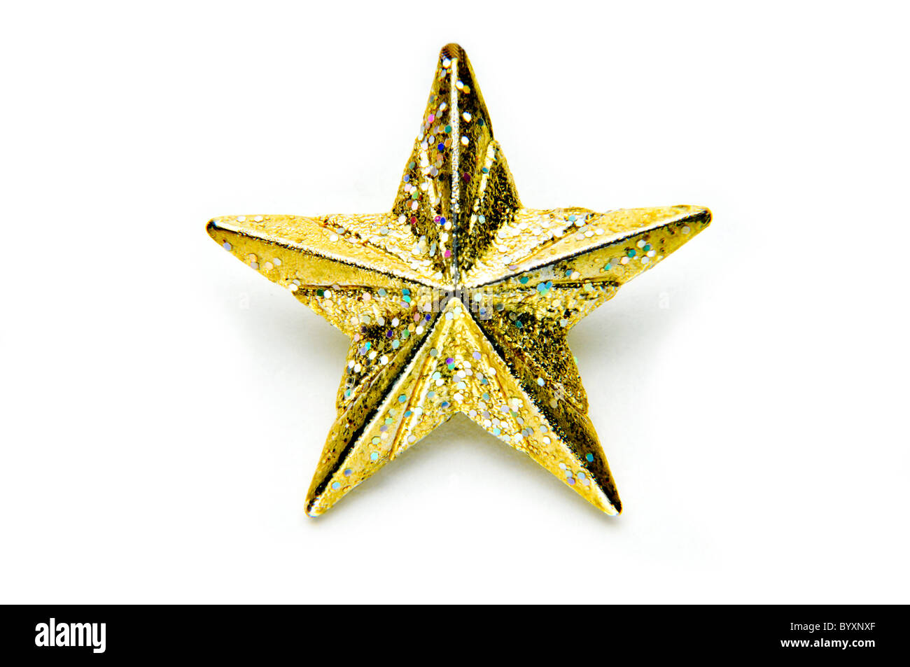 Broche étoile en or sur fond blanc Banque D'Images