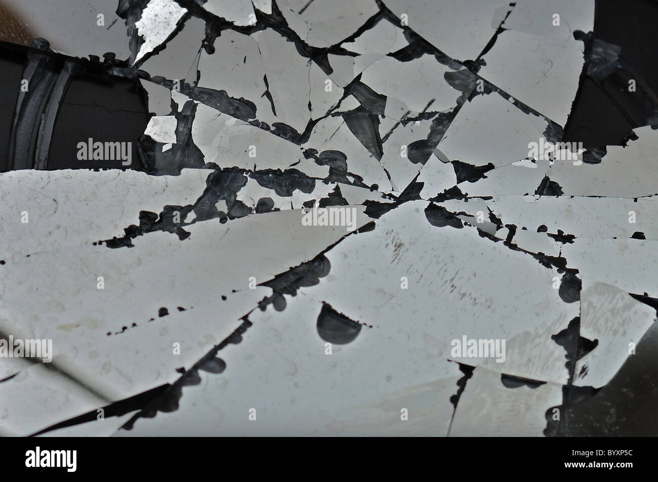 Des fragments de verre cassée résumé fond texture. Selective focus macro. Banque D'Images