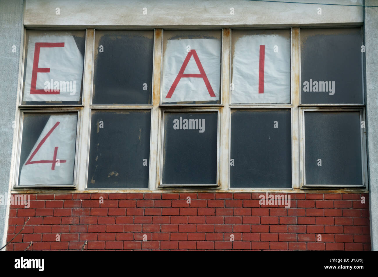 À louer en ruine oublié signer sur windows poussiéreux du bâtiment abandonné. Banque D'Images
