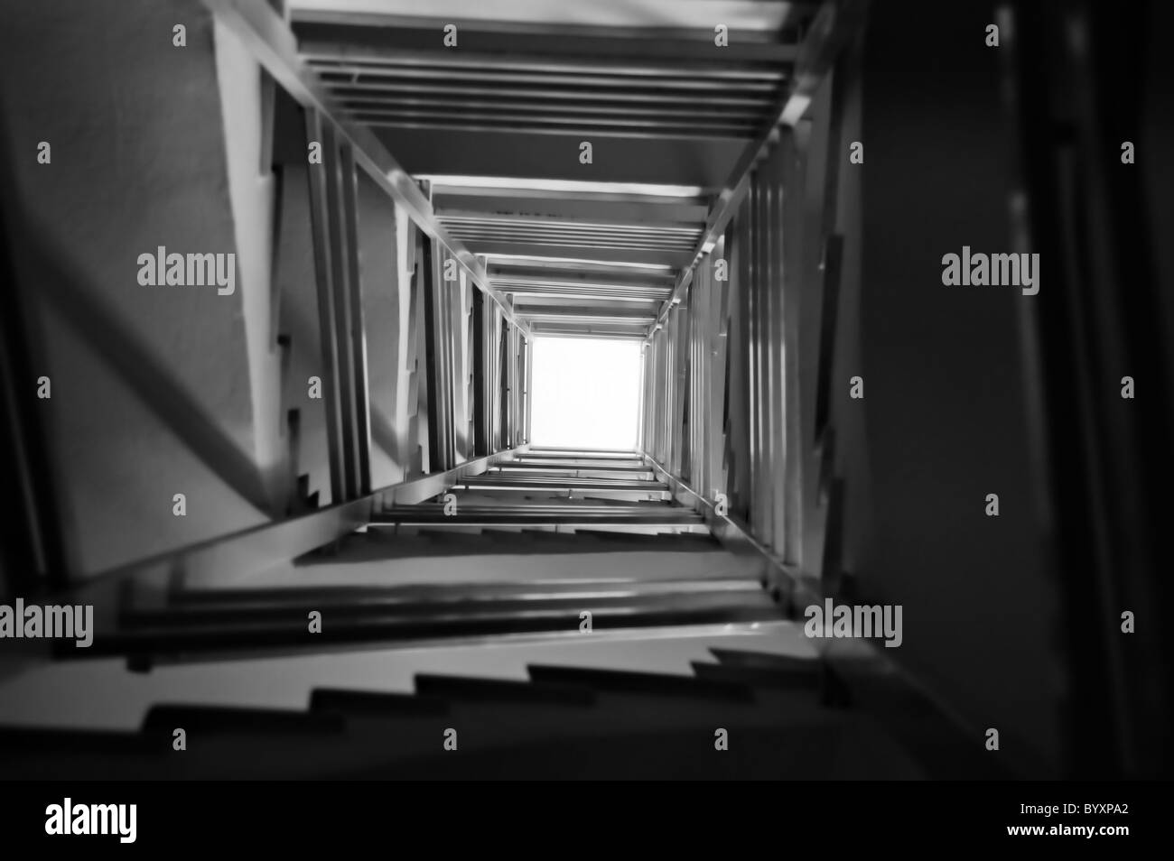 Perspective spirale escalier architecture. Noir et blanc. Banque D'Images