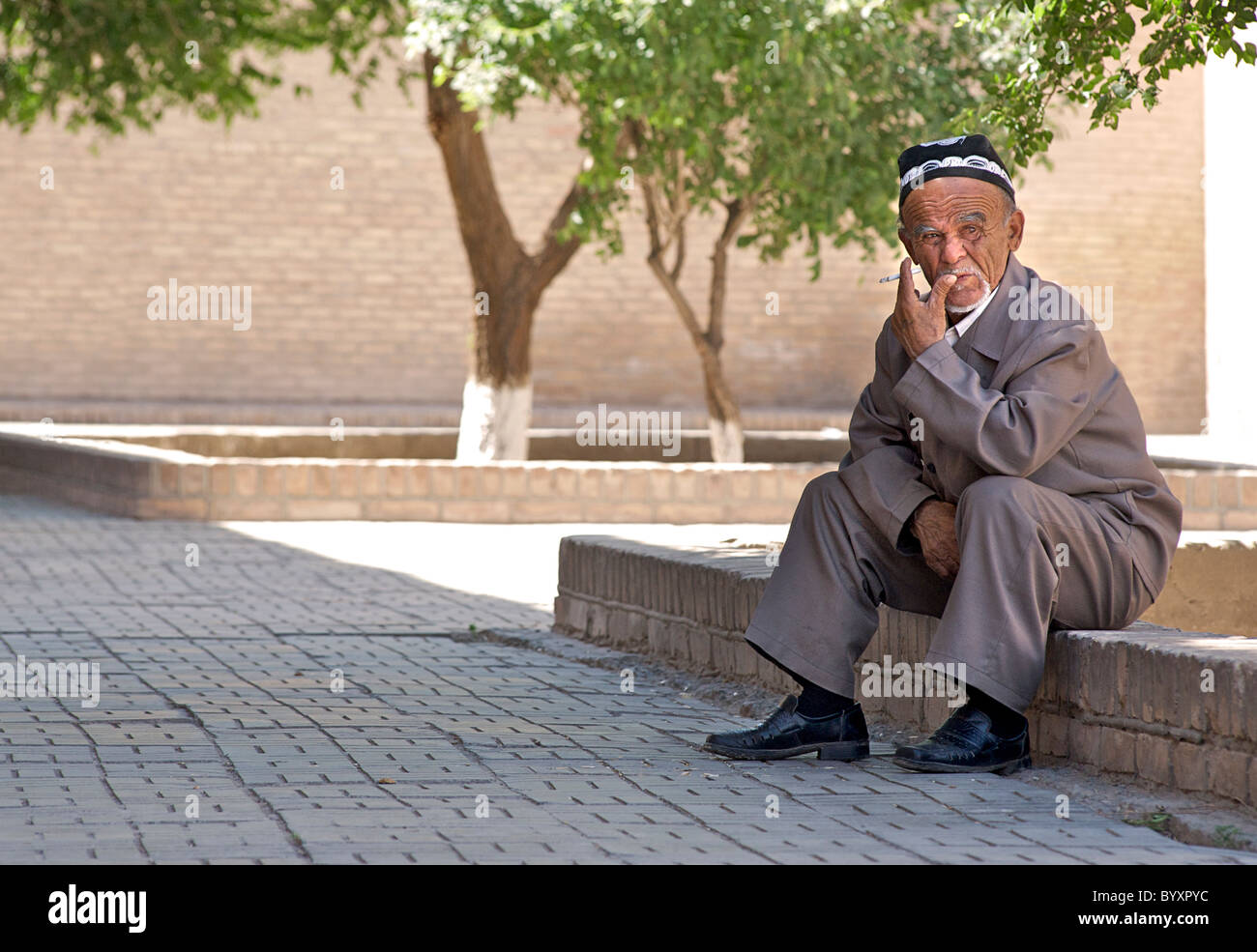 Un homme de Uzbeki style formel Uzbeki costume avec capuchon. Khiva, Ouzbékistan Banque D'Images