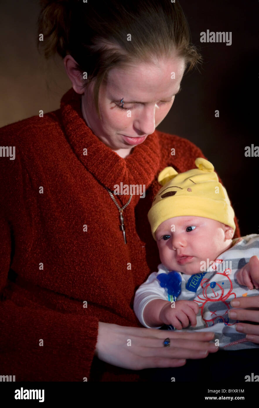 Jeune Mere De 25 Ans Avec Bebe 1 3mois Photo Stock Alamy