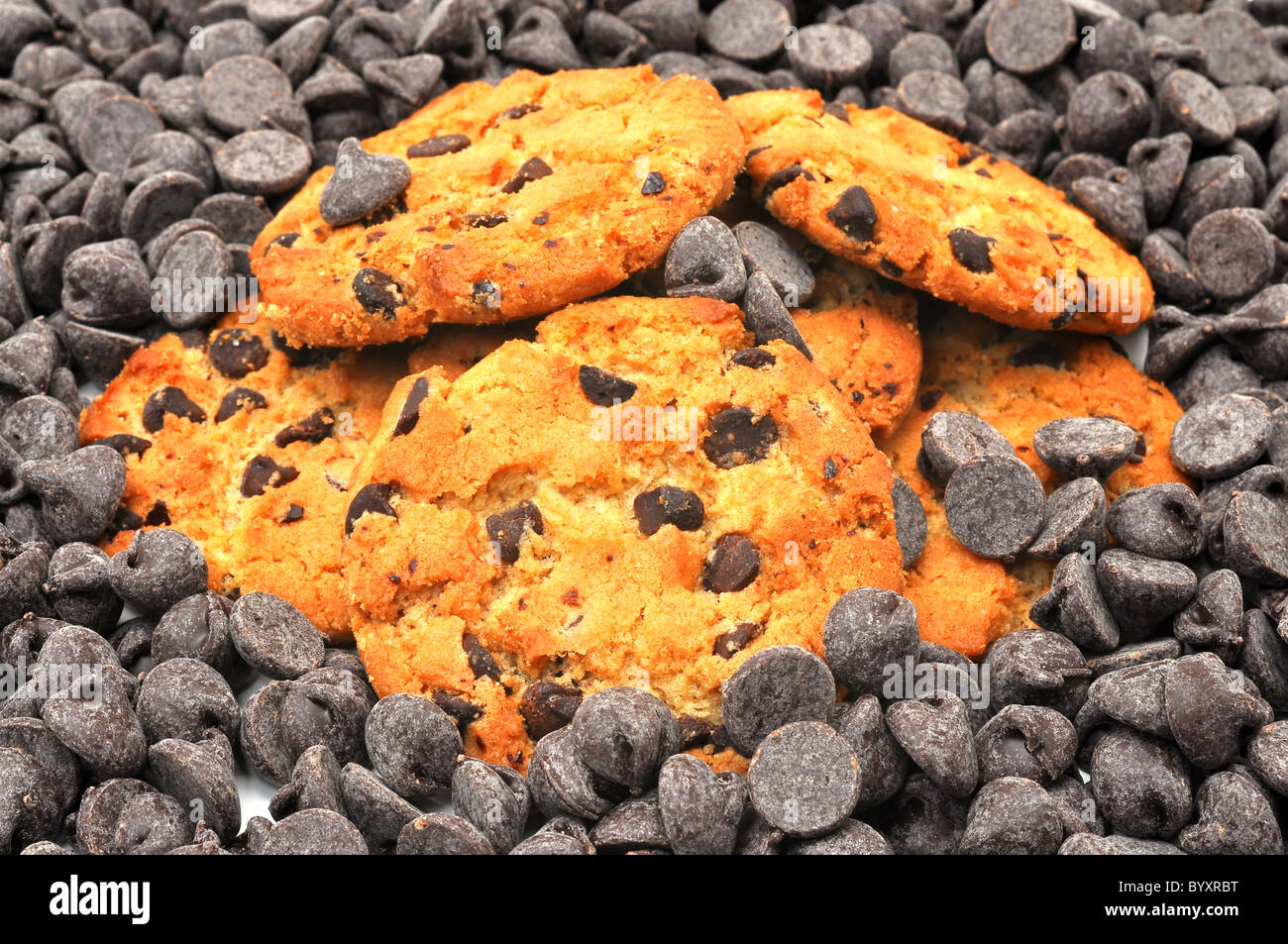 Cookies aux pépites de chocolat sur lit de morceaux de chocolat. Banque D'Images